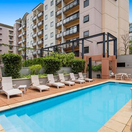 Lovely City Apartment With Private Courtyard, Pool, Free Parking, Gym بيرث المظهر الخارجي الصورة