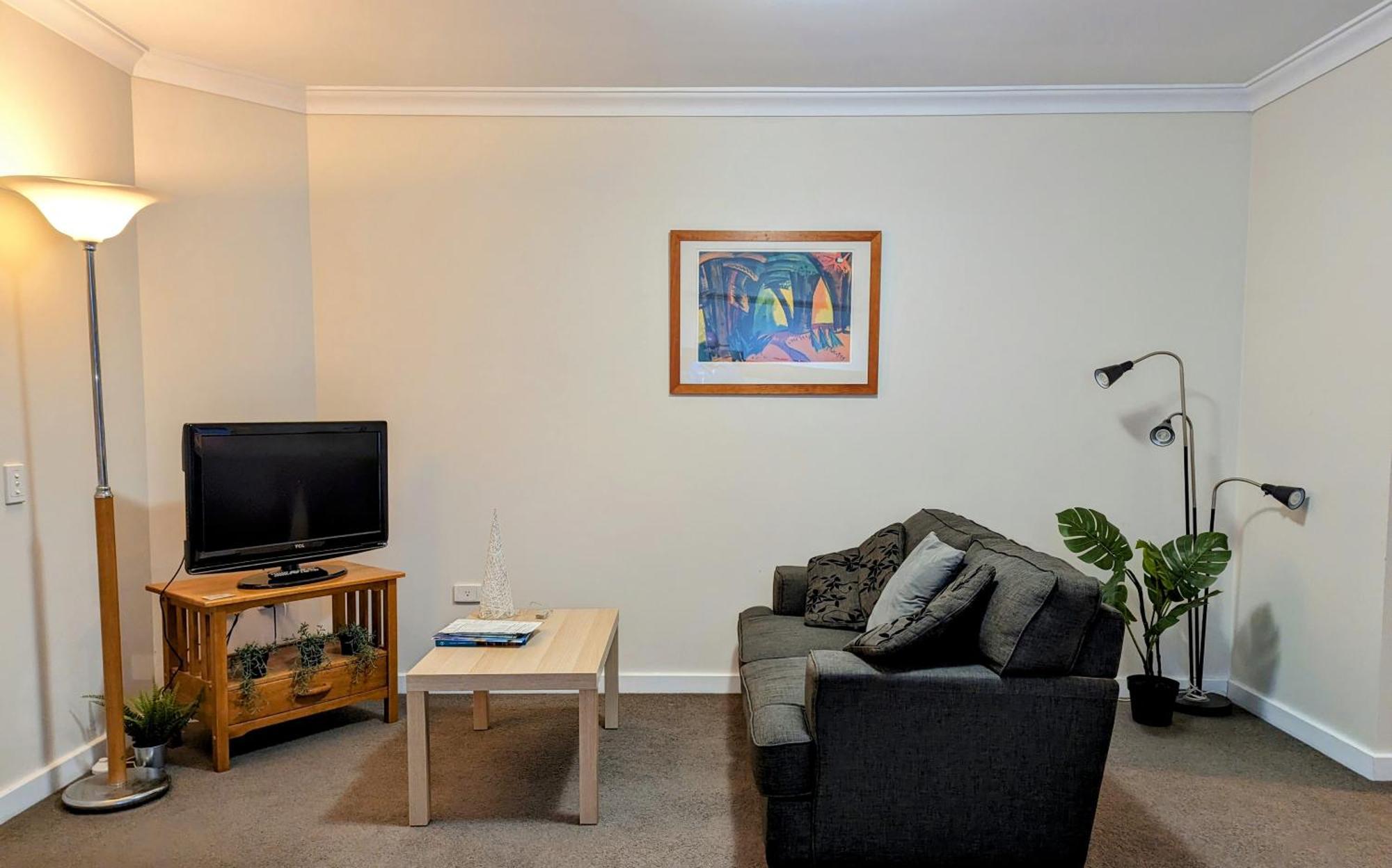 Lovely City Apartment With Private Courtyard, Pool, Free Parking, Gym بيرث المظهر الخارجي الصورة